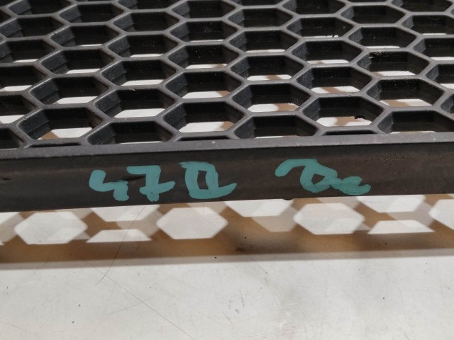 199528 Alfa Romeo 147 2005-2010 bal első díszrács a képen látható sérüléssel