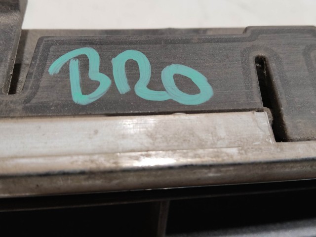 199566 Fiat Bravo 2007-2014 díszrács a képen látható állapotban