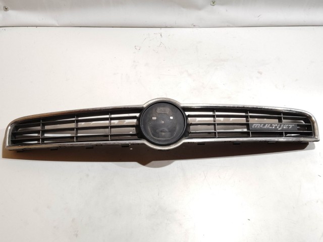 199566 Fiat Bravo 2007-2014 díszrács a képen látható állapotban