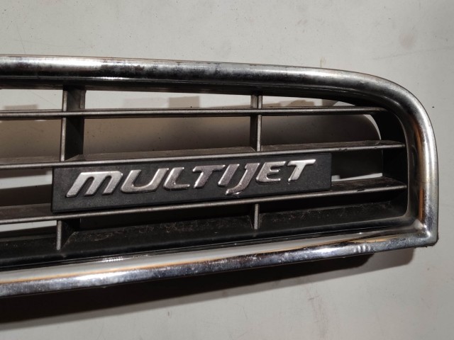 199566 Fiat Bravo 2007-2014 díszrács a képen látható állapotban