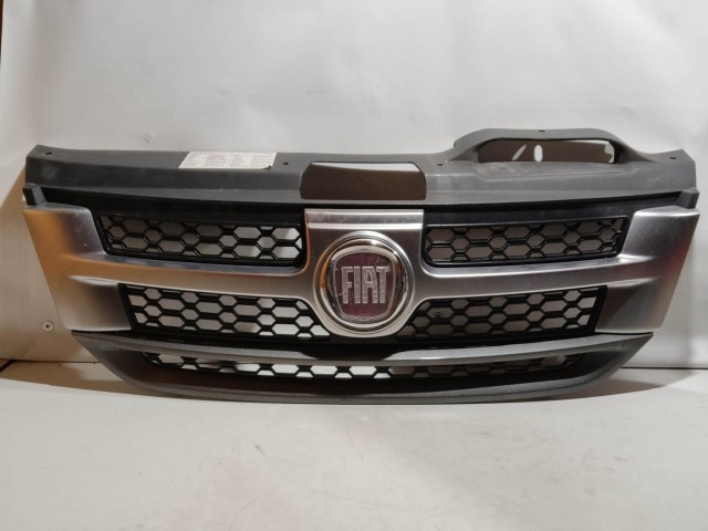 199690 Fiat Freemont 2011-2015 díszrács, a képen látható sérüléssel