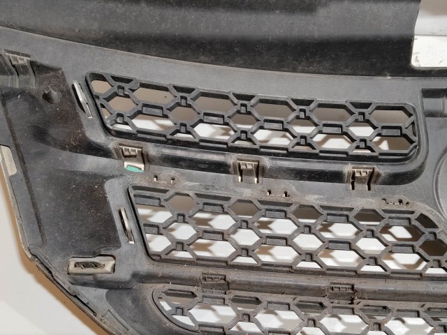 199690 Fiat Freemont 2011-2015 díszrács, a képen látható sérüléssel