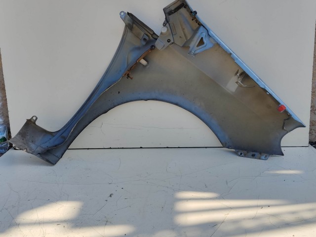 200135 Fiat Grande Punto bal első sárvédő, a képen látható sérüléssel