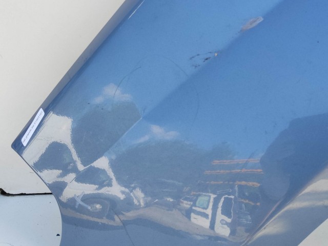 200135 Fiat Grande Punto bal első sárvédő, a képen látható sérüléssel