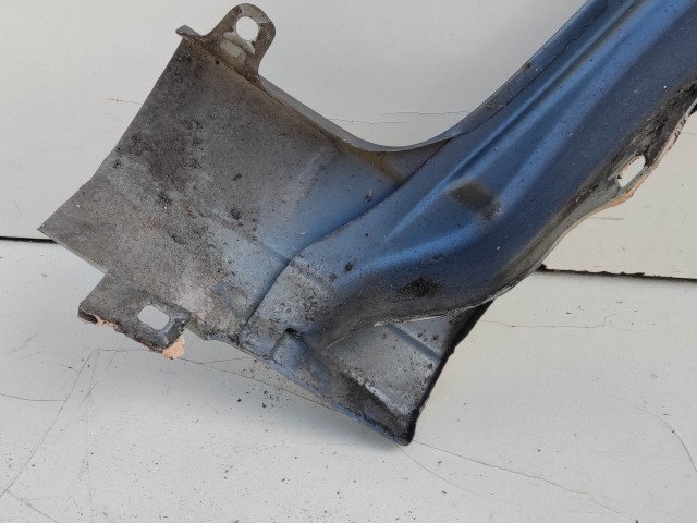 200135 Fiat Grande Punto bal első sárvédő, a képen látható sérüléssel