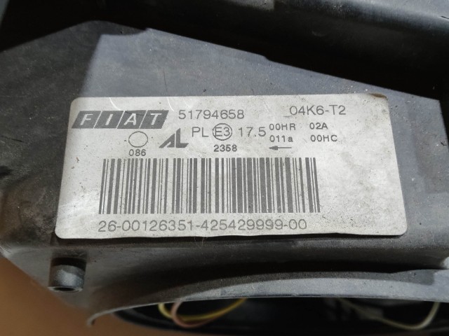 200176 Fiat Croma  2005-2008 Lámpa , Fényszóró Használt  jobb első a képen látható sérüléssel 