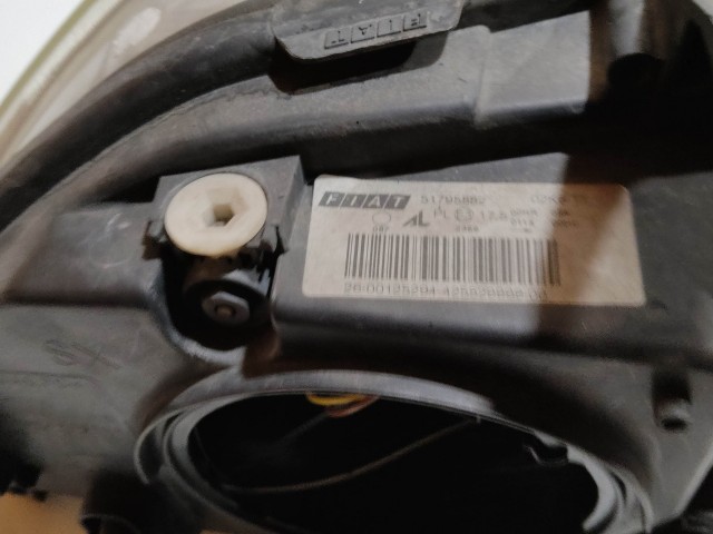 200201 Fiat Croma 2005-2008 bal első fényszóró, izzó takaró kupakok nélkűl!!