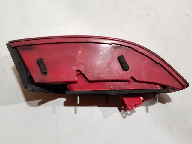 200485 Alfa Romeo 159 2005-2011 jobb hátsó külső lámpa, izzó foglalat nélkül a képen látható sérüléssel 