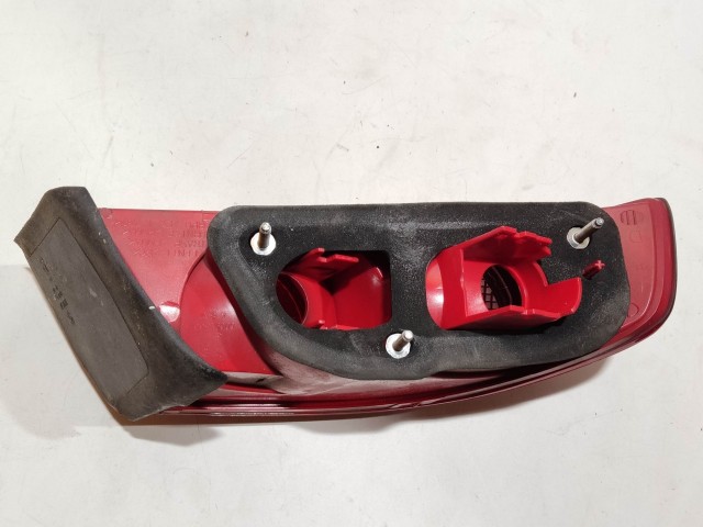 200485 Alfa Romeo 159 2005-2011 jobb hátsó külső lámpa, izzó foglalat nélkül a képen látható sérüléssel 