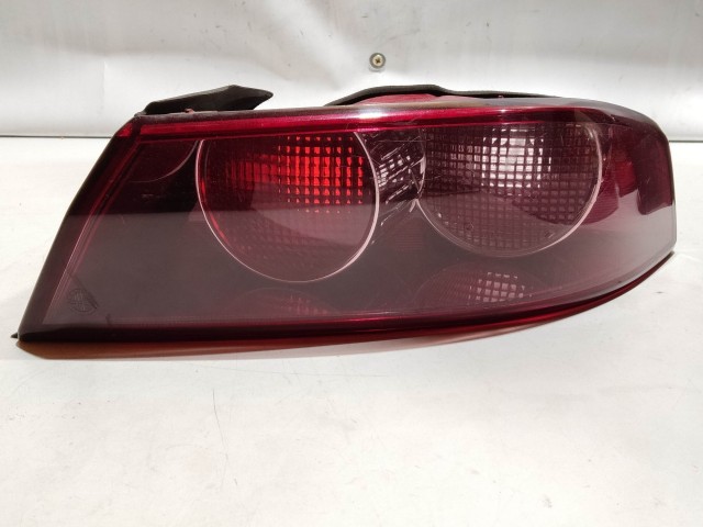 200485 Alfa Romeo 159 2005-2011 jobb hátsó külső lámpa, izzó foglalat nélkül a képen látható sérüléssel 