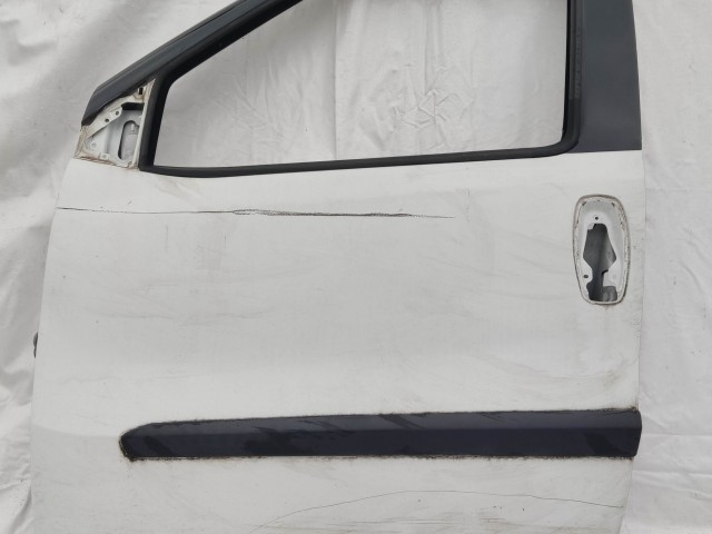 200666 Fiat Doblo 2009-2022 bal első ajtó, a képen látható sérüléssel