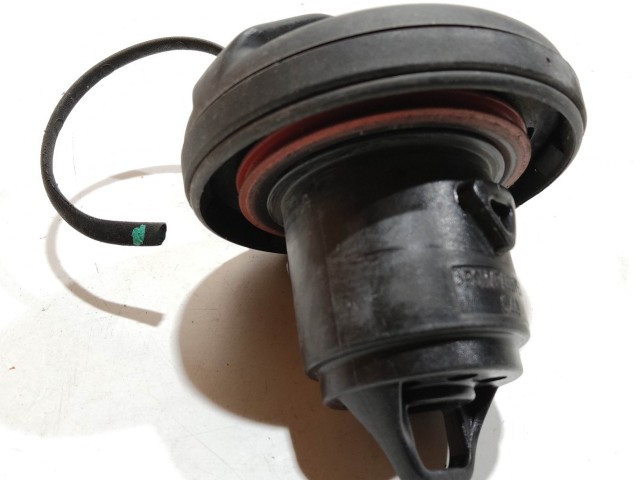 Fiat Stilo üzemanyag tartály sapka a képen látható sérüléssel 