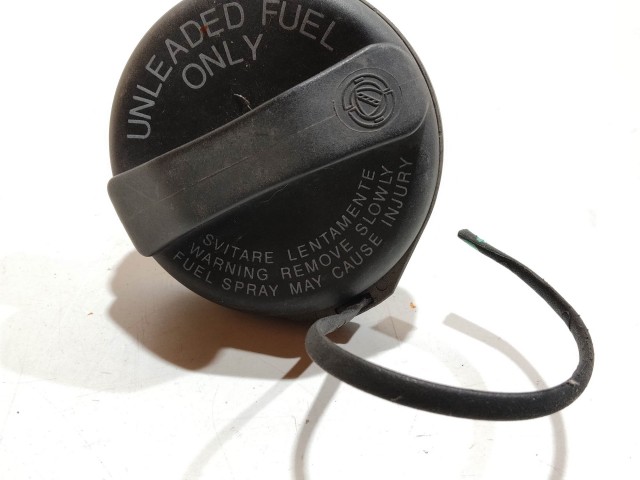 Fiat Stilo üzemanyag tartály sapka a képen látható sérüléssel 