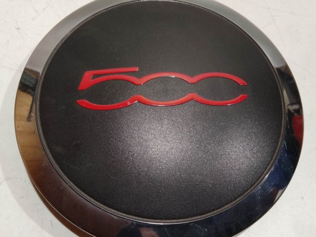 200915 Fiat 500 2007- felni közép kupak, a képen látható állapotban, kettő rögzítő fül törött!!