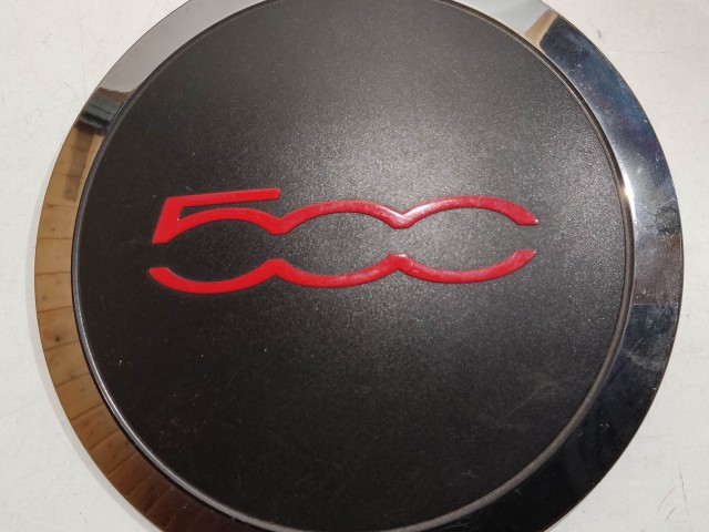 200916 Fiat 500 2007- felni közép kupak, a képen látható állapotban, kettő rögzítő fül törött, rögzítő rugó nélkül!!