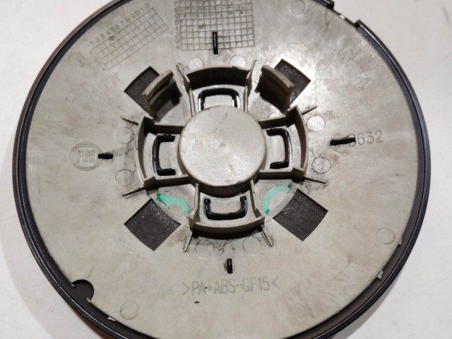 201075 Fiat 500 2007- felni közép kupak, a képen látható sérüléssel 51877477