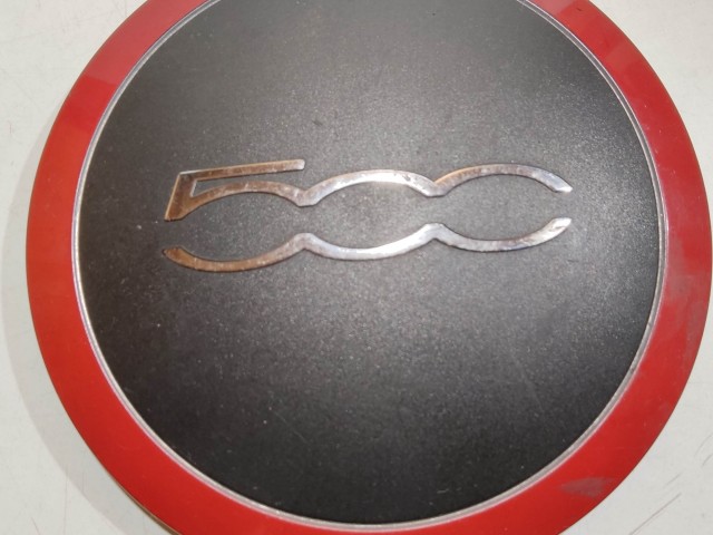 201076 Fiat 500 2007- felni közép kupak, a képen látható sérüléssel 51877477