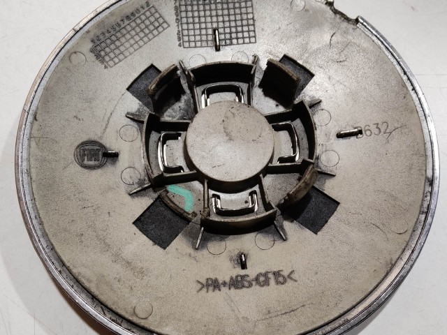 201077 Fiat 500 2007- felni közép kupak, a képen látható sérüléssel 51877477