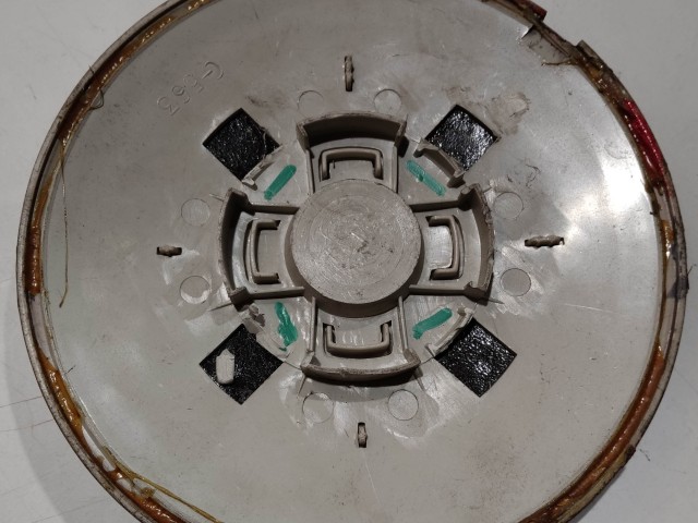 201080 Fiat 500 2007- felni közép kupak, a képen látható sérüléssel 51877477