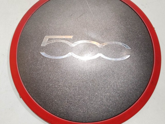 201080 Fiat 500 2007- felni közép kupak, a képen látható sérüléssel 51877477