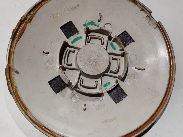 201081 Fiat 500 2007- felni közép kupak, a képen látható sérüléssel 51877477