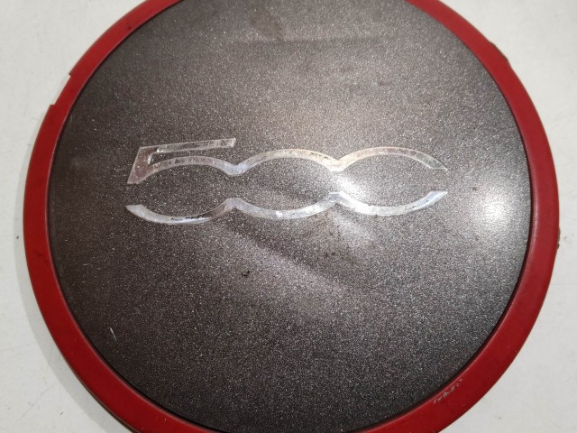 201081 Fiat 500 2007- felni közép kupak, a képen látható sérüléssel 51877477