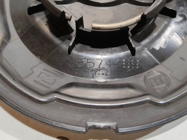 201087 Fiat 500 L 2012-2022 Felni közép kupak 735574469