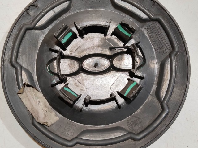 201089 Fiat 500 L 2012-2022 Felni közép kupak, a képen látható sérüléssel