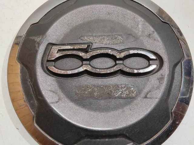 201089 Fiat 500 L 2012-2022 Felni közép kupak, a képen látható sérüléssel