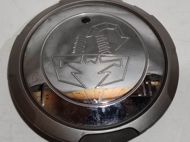 201096 Abarth 500 2008 felni közép kupak, a képen látható sérüléssel