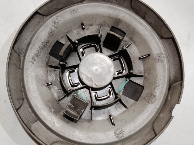 201096 Abarth 500 2008 felni közép kupak, a képen látható sérüléssel