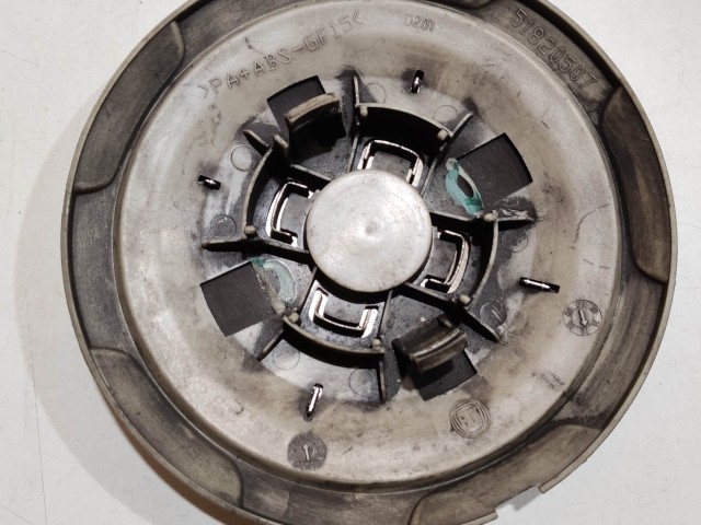 201097 Abarth 500 2008- felni közép kupak, a képen látható sérüléssel