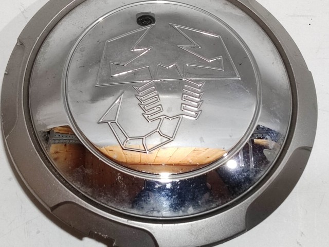 201097 Abarth 500 2008- felni közép kupak, a képen látható sérüléssel