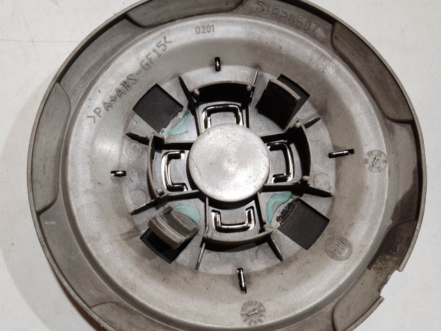 201098 Abarth 500 2008- felni közép kupak, a képen látható sérüléssel