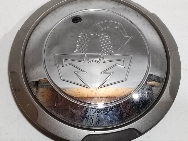 201098 Abarth 500 2008- felni közép kupak, a képen látható sérüléssel