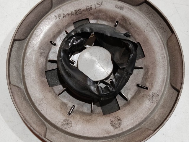 201103 Abarth 500 2008- felni közép kupak, a képen látható sérüléssel