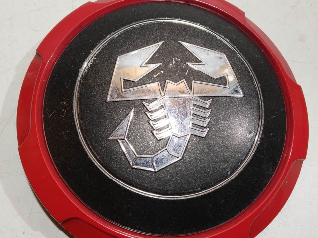 201103 Abarth 500 2008- felni közép kupak, a képen látható sérüléssel