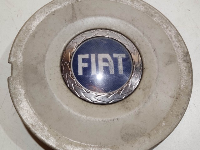 Fiat Felni közép kupak Használt  Ezüst a képen látható sérüléssel