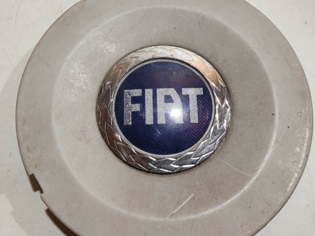 201177 Fiat Stilo 2001-2007 Felni közép kupak, a képen látható sérüléssel
