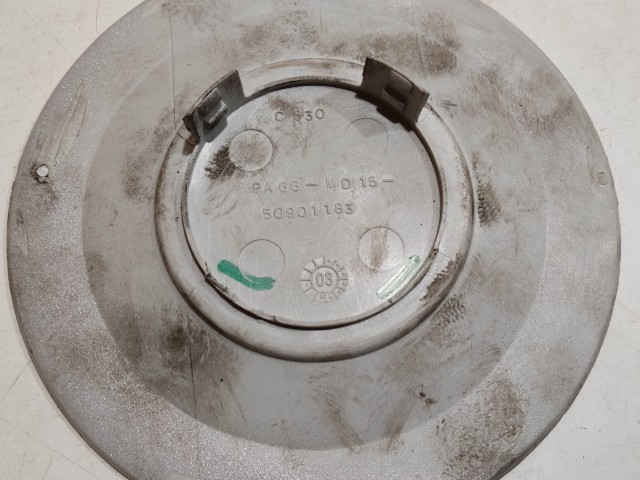 201178 Fiat Stilo 2001-2007 Felni közép kupak, a képen látható sérüléssel