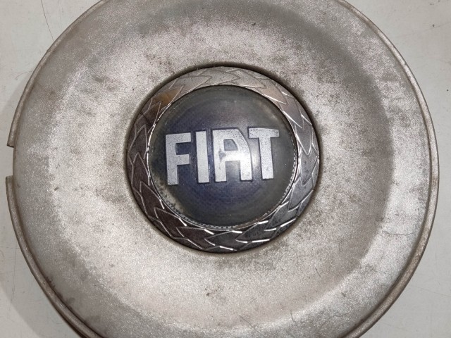 Fiat Felni közép kupak Használt  Ezüst  a képen látható sérüléssel