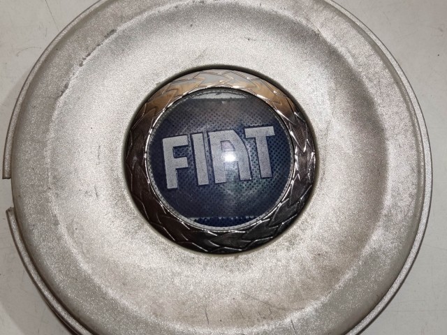 Fiat Felni közép kupak Használt  Ezüst  a képen látható sérüléssel