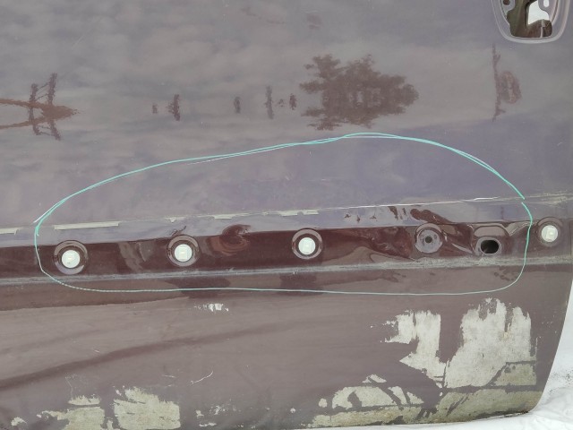 121995 Fiat Doblo 2009-2022 bal első bordó színű ajtó, a képen látható sérüléssel