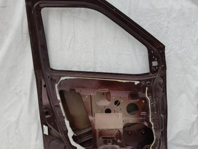 121995 Fiat Doblo 2009-2022 bal első bordó színű ajtó, a képen látható sérüléssel