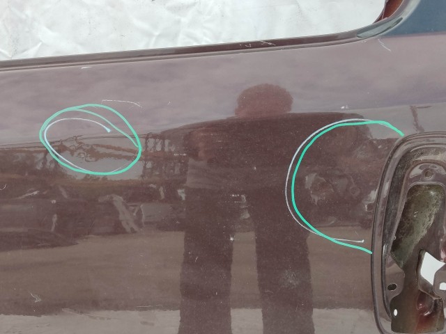 121995 Fiat Doblo 2009-2022 bal első bordó színű ajtó, a képen látható sérüléssel