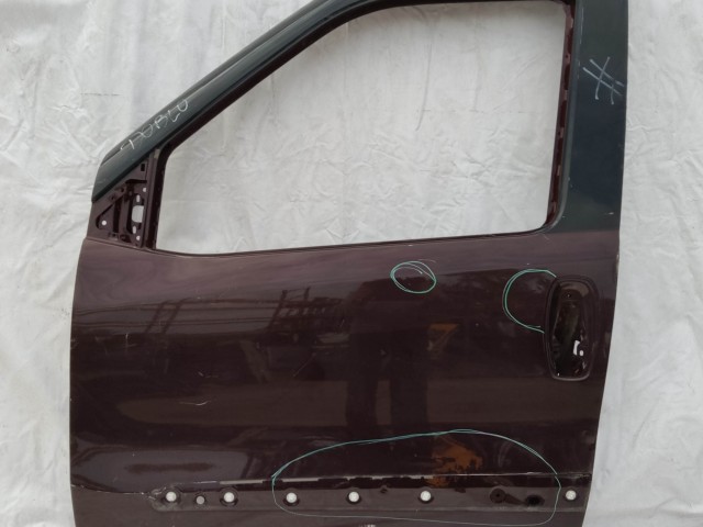 121995 Fiat Doblo 2009-2022 bal első bordó színű ajtó, a képen látható sérüléssel