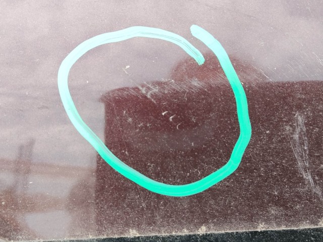 121995 Fiat Doblo 2009-2022 bal első bordó színű ajtó, a képen látható sérüléssel