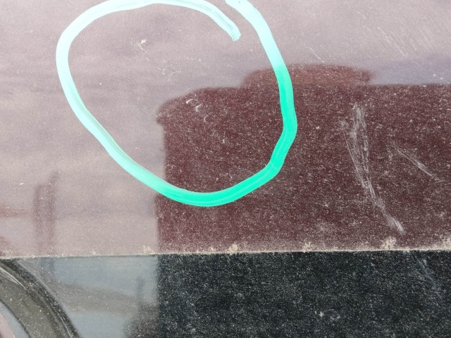 121995 Fiat Doblo 2009-2022 bal első bordó színű ajtó, a képen látható sérüléssel