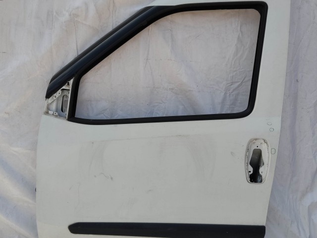 201197 Fiat Doblo 2009-2022 bal első fehér  színű ajtó, a képen látható sérüléssel
