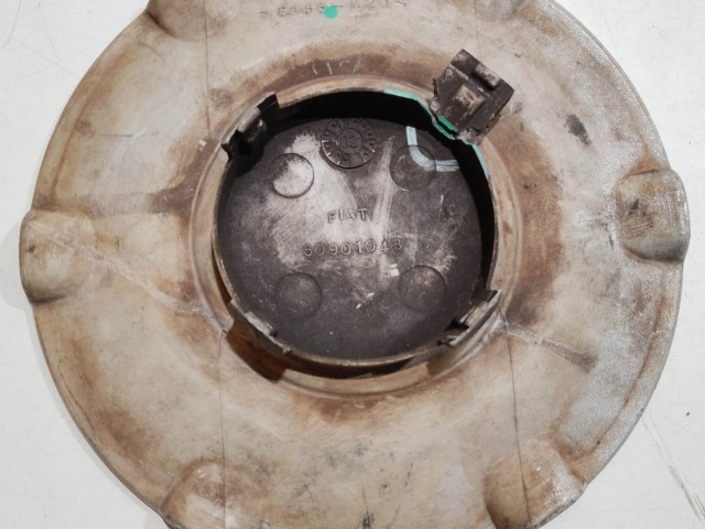 201198 Fiat Stilo 2001-2007 Felni közép kupak, a képen látható sérüléssel